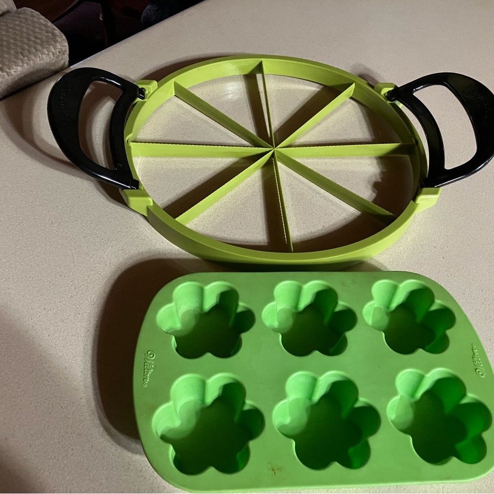 Wilton Green Silicone Baking Mold Plus Perfect Slicer